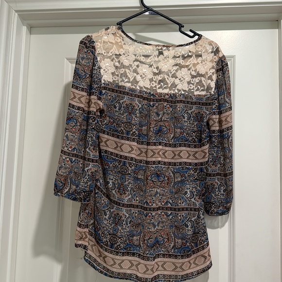 Women’s size small blouse. No stretch. Petty lace detail in the front and back. - Picture 2 of 4